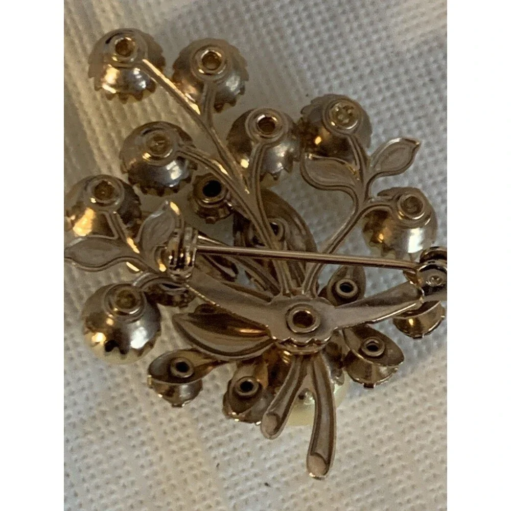 Vintage Brooch Unbranded Pearl Look Gold Toned Flower with Stem Pin irridescent